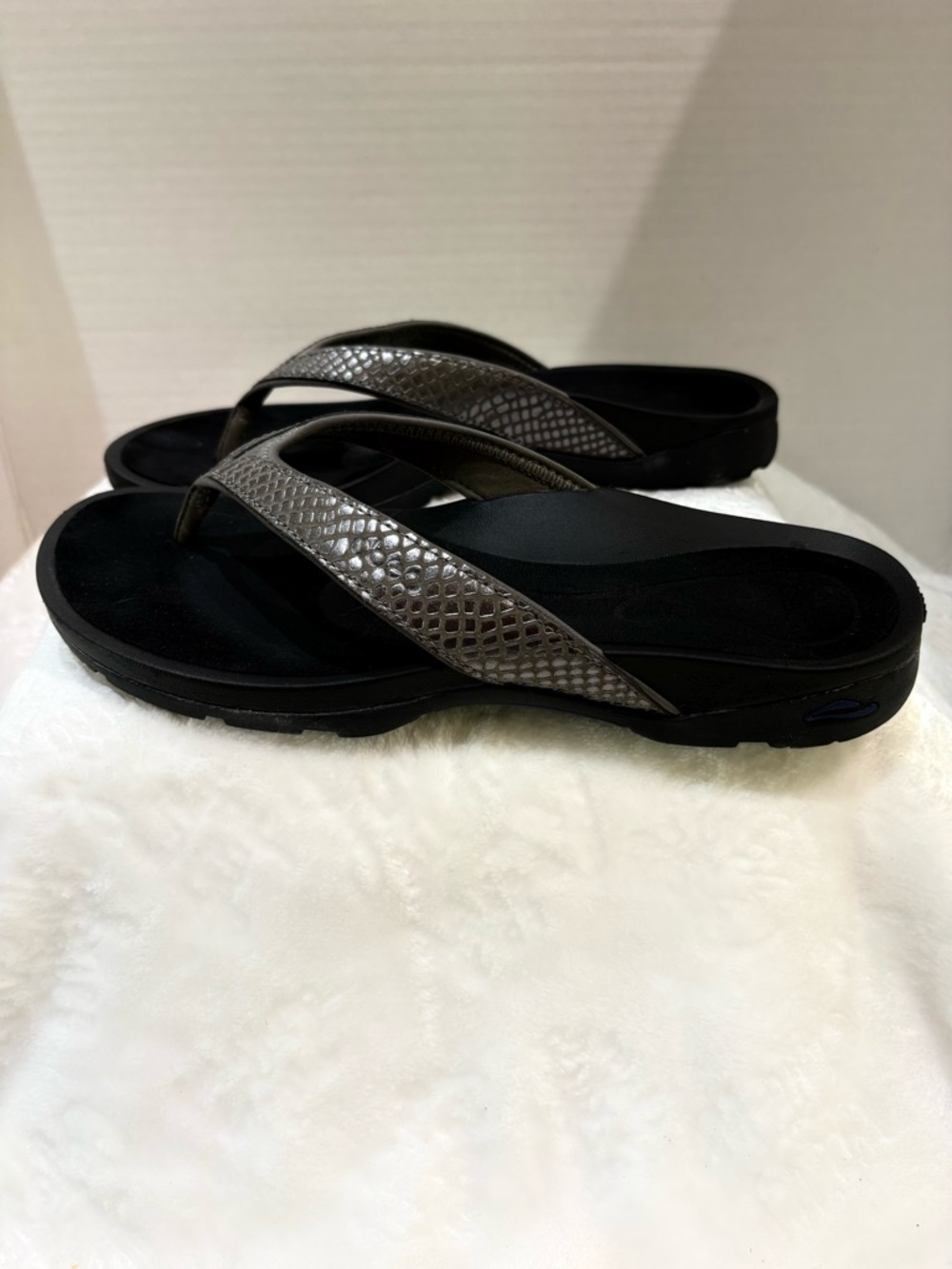 ABEO WOMAN’S PEWTER ALEA B.I.O. SYSTEM THONG SANDALS SIZE 8N
IN BOX - Picture 9 of 14